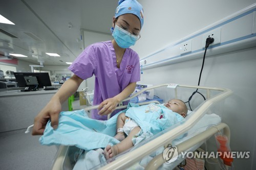 <strong>신생아를 돌보는 중국 의료진. 사진=연합뉴스</strong>