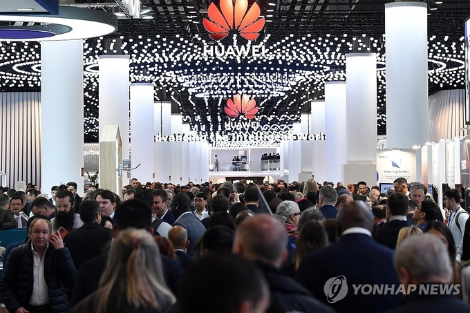 올 2월 세계 최대 이동통신 전시회 '모바일 월드 콩그레스(MWC) 2024'이 열린 스페인 바르셀로나 피라 그란 비아 전시장내 중국 화웨이 부스가 관람객들로 붐비고 있다. 바르셀로나=연합