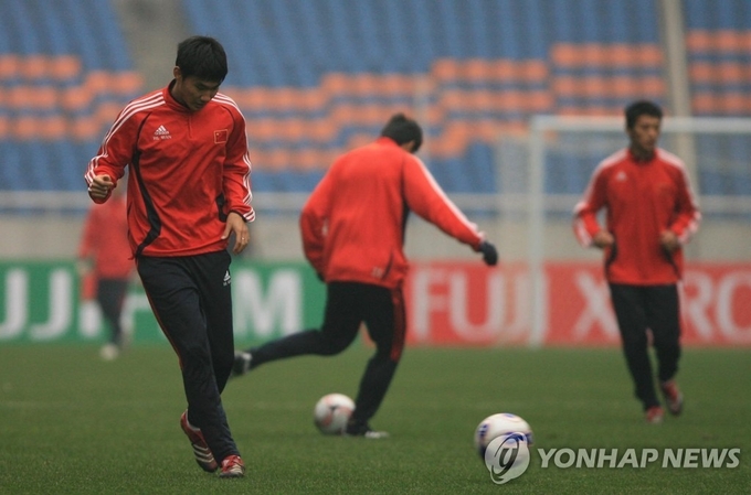 지난 2008년 아시안게임에 출전한 중국국가대표축구팀이 훈련하고 있다. 충칭=연합