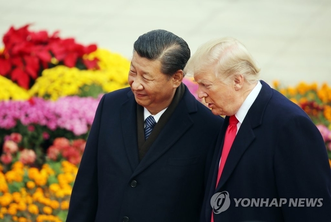 도널드 트럼프 미 대통령과 시진핑 주석이 만나 이야기하고 있다. 워싱톤=연합