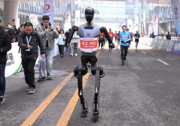 중국 로봇 마라톤 대회를 우승한 로봇이 조만간 양산될 예정이다. 챗GPT 제작