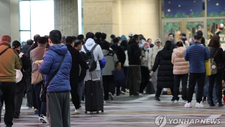 글로벌 관광시장에 중국 관광객이 돌아왔다....전년동기 대비 해외여행 3배 늘어
