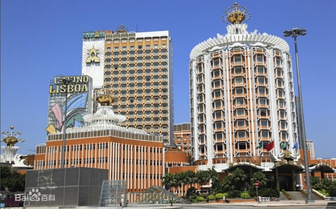 마카오카지노의 독점권을 따낸 스탠리 호가 포루투칼의 수도 리스본의 이름을 따서 지은 Hotel Lisboa ( 澳门葡京酒店 ), 아시아 최초의 초호화카지노호텔로, 1970년 개장. 왕이차이징왕 캡쳐.