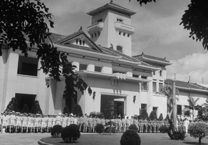 영국의 홍콩총독관저(1945년), 1941년 말 일본이 홍콩을 침략하지 영국총독은 싱가포르로 피난했다. 일본이 항복한 1945년 8월 영국의 홍콩총독이 싱가포르에서 홍콩으로 돌아오는 행사장면, 바이두바이커캡쳐.