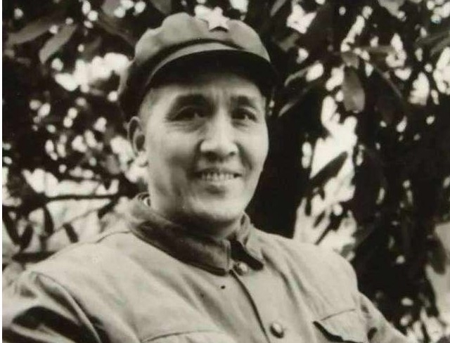 1955년 소장(少將 , 원 스타) 계급을 부여받고 장성급으로 근무하다 은퇴한 이후 시절의 뎅웨. 바이두웨이보캡쳐.