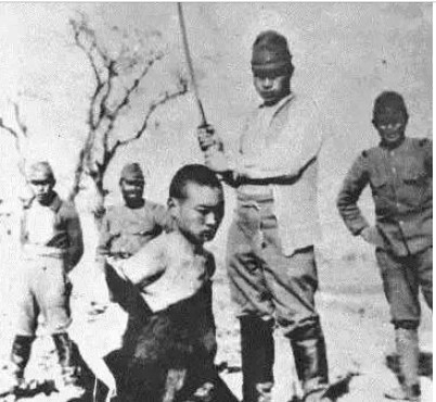 난징 대학살 . 일본군이 중국인을 참수하는 장면. 