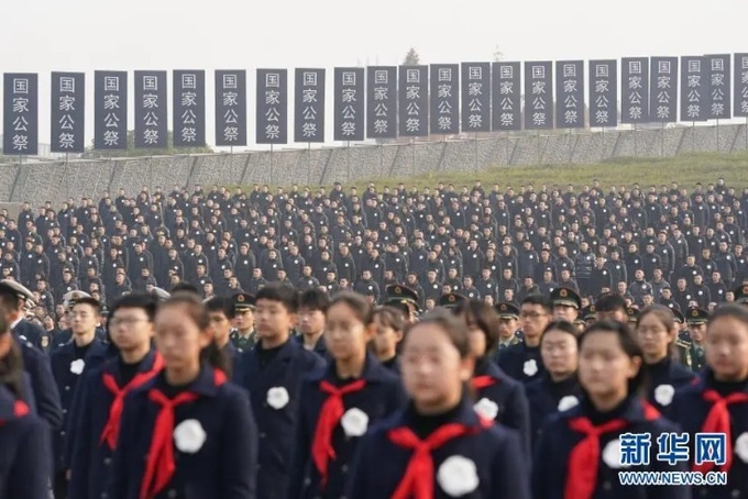 오늘 2020년 12월 23일 오전, 난징시 난징대학살기념공원에서 희생자를 위로하는 국가추모식이 거행됐다.