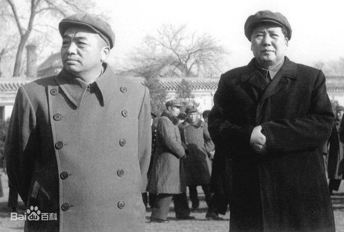 펑더화이 (왼쪽) 와 마오저동 (오른쪽) 1953 년 베이징에서의 모습니다. 바이두 바이커.