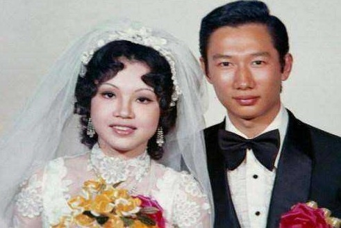 꿔타이밍이 25세인 1975년, 동갑내기 약사인 부인과 결혼했을 때의 사진. 