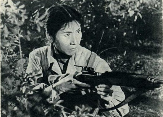 영화 기습에서 ,업인민지원군의 기습작전을 돕는 북한 빨치산 여성대원 ( 극중 박금옥) 은 실제전투에서 다리에 폭약을 설치할 수 있는 결정적인 도움을 줬던 것으로 기록에 나와있다. 바이두웨이보캡쳐,
