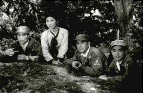 영화 기습에서 ,업인민지원군의 기습작전을 돕는 북한 빨치산 여성대원 ( 극중 박금옥) 은 실제전투에서 다리에 폭약을 설치할 수 있는 결정적인 도움을 뒀던 것으로 기록에 나와있다. 바이두웨이보캡쳐,